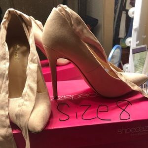 Nude pumps